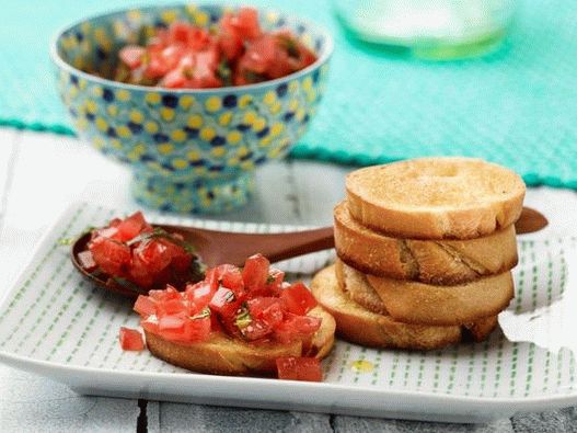 Bruschetta s paradajkami a bazalkou
