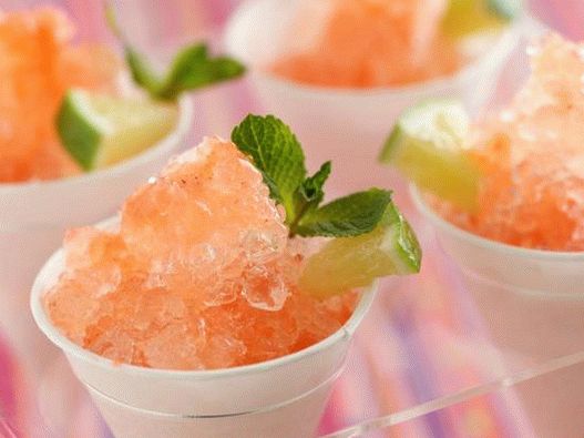Ovocný ľad s mangom a jahodami v pohári
