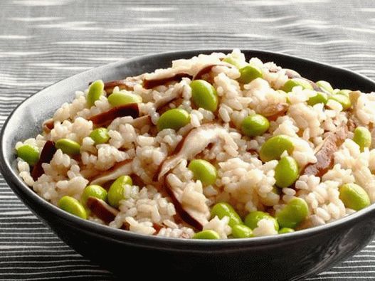 Foto ryža s fazuľami edamame a šampiňónmi shiitake