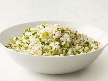 Foto ryža so sezamovými semienkami a zelenou cibuľou