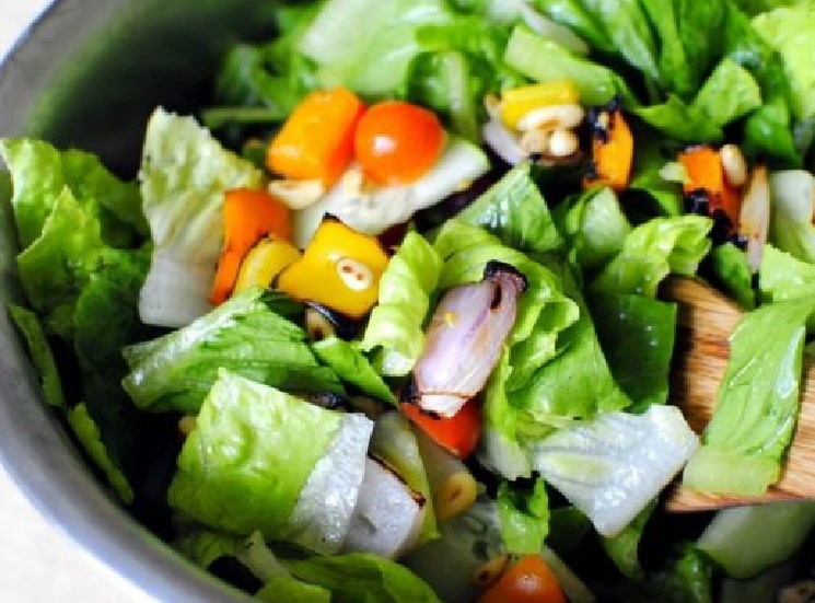 Záhradný šalát s arašidmi