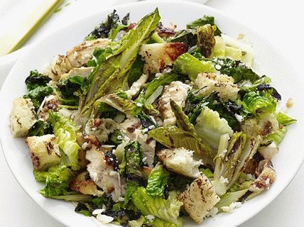 Photo Grilované kuracie mäso, focaccia a rímsky šalát s dresingom Caesar