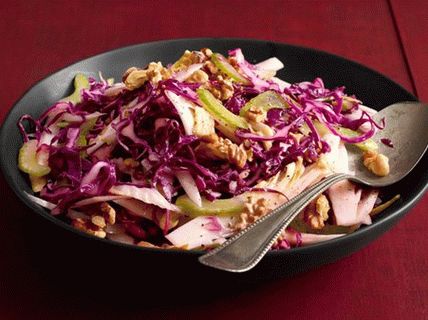 Foto, šalát, od, red kapusta, endive, a, celer, s, walnuts