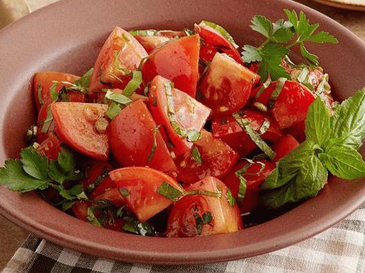Foto šalát z nakladaných paradajok s bylinkami