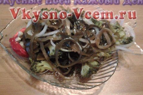 Suchý šalát z morských rias s brokolicou