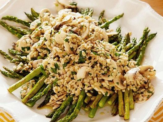 Foto, šalát, od, pearl barley, s, mushrooms, a, fried, špargľa