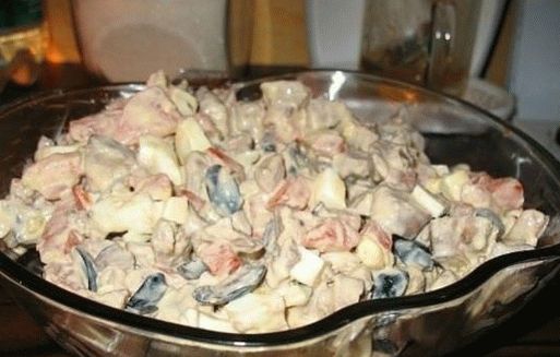Šalát z paradajok a kuracieho pečiva