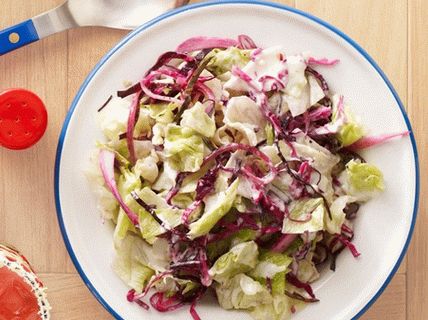 Fotka z Long Beach Salad from Red Cabbage, Red Onion a Blue Cheese