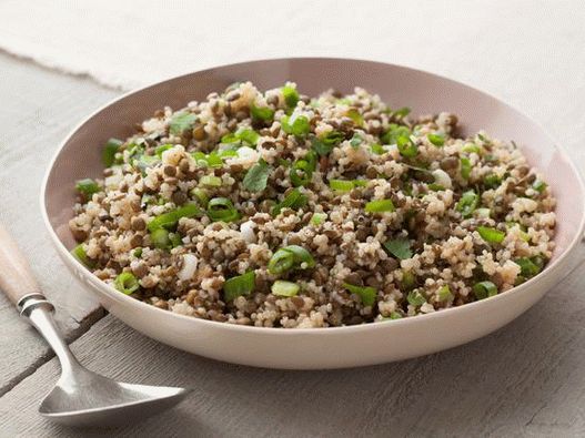 Foto šalát s šošovica a quinoa grits
