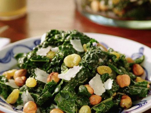 Foto šalát s kapustou, ančovičkami a orechmi