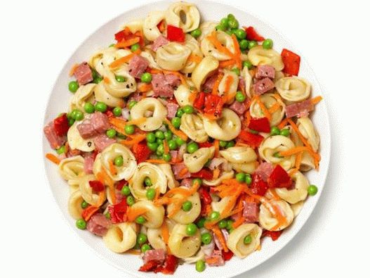 Foto, šalát, s, tortellini, pasta, klobása, mrkva, zelený, hrach, a, baked pepper
