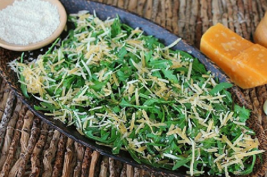 Šalát s rukolou a syrom