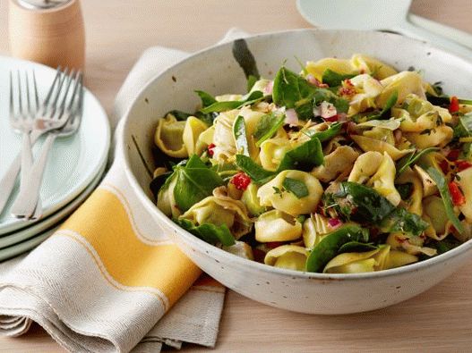 Foto šalát s tortellini, špenátom a artičokmi