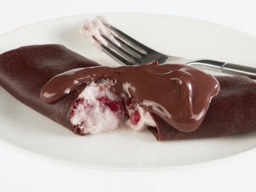 Fotografie Čokoládové placky s tvarohom a jahodovou náplňou