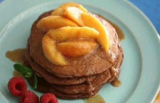 Foto, čokoláda, palacinky, s, broskyňa, do, škorica, sirup