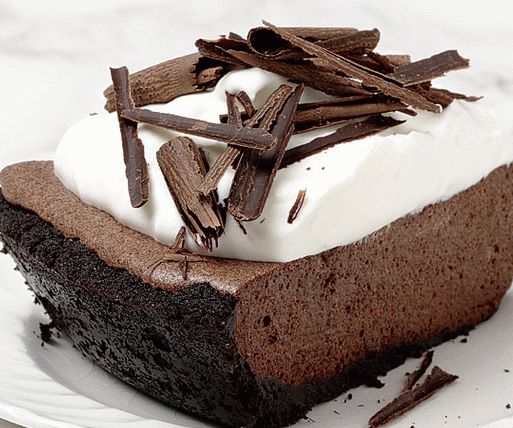 Foto čokoládový koláč so šľahačkou