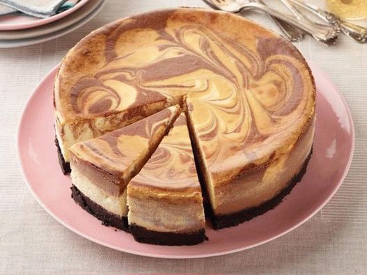 Tvarohový koláč s čokoládou a irisom z mramorovej čokolády