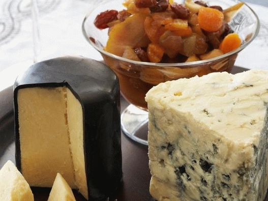 Photo Syrový tanier so zimným sušeným ovocným kompotom