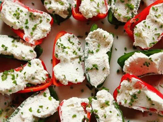 Fotografie Sladké a pálivé papriky plnené smotanovým syrom