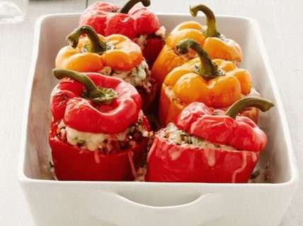 Fotografie Sladká paprika plnená mletou moriakou a hnedou ryžou