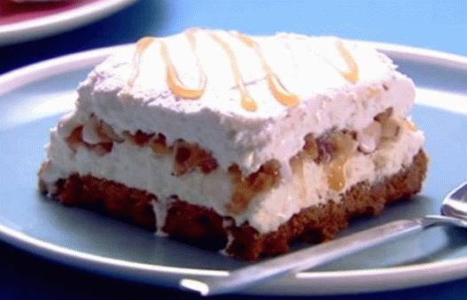Zmrzlinový tortu z fotografie z listových orechov a karamelu