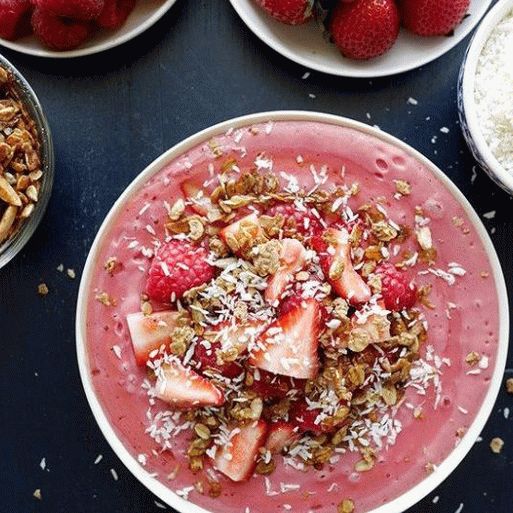 Fotografia mrazenej bobule a misky na banánové smoothie