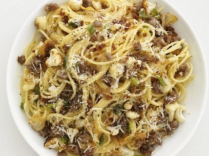 Fotka špagiet s duseným karfónom a talianskymi klobásami