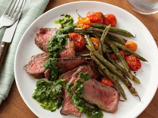 Photo Steak a zelené fazule s grilovanými paradajkami a chimichurri omáčkou