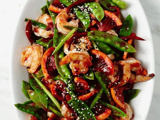 Fotka z smažiť s krevetami a červenými pomarančmi