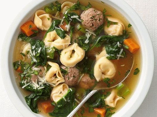 Polievka na fotky s mäsovými guličkami a tortellini