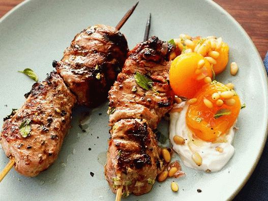 Fotka z bravčového souvlaki s medovými marhúľami