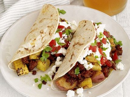 Fotka z Tacos s zemiakmi, klobásou chorizo ​​a žltou cuketou