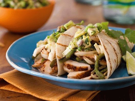 Fotka z Tacos s grilovaným kuracím mäsom, paprikou, cibuľou so zelným šalátom