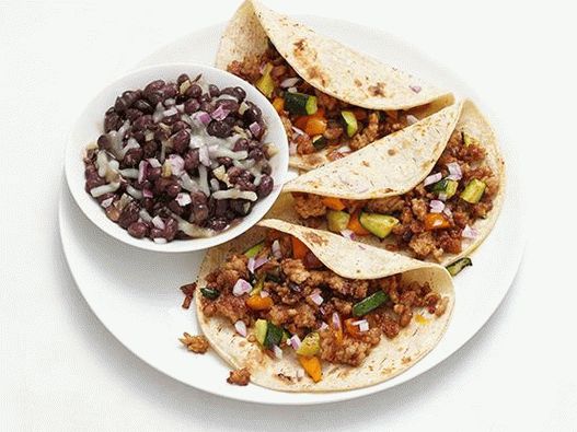 Foto Tacos s bravčovým mäsom a čiernymi fazuľami