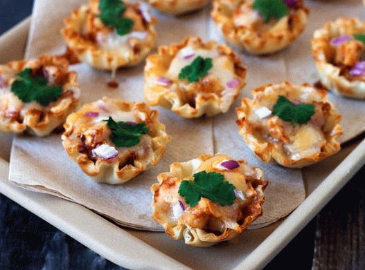 Fotka z koláčov s hruškami, vlašskými orechmi a hrozienkami