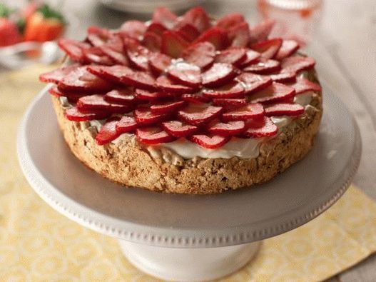 Fotka z koláča Cookie Meringue s krémovou smotanou a jahodami (Mostachon)