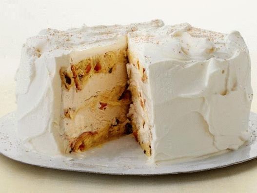Foto zmrzlinový tortu s panettone a vkusnými vaječnými nohami
