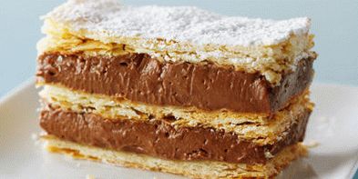 Foto torta Napoleon s čokoládovou šľahačkou Patissier a lieskovými orieškami