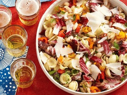 Fotka toskánskeho cestovínového šalátu s grilovanou zeleninou