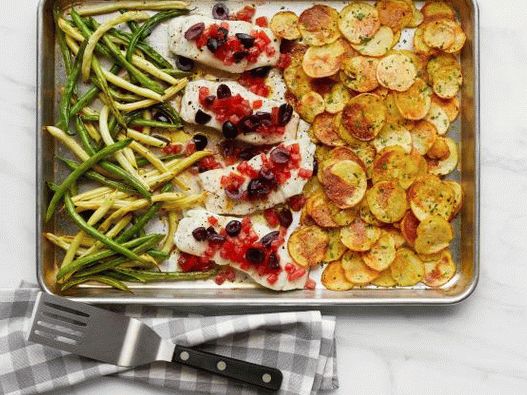Foto v rúre treska so zemiakmi, zelenými fazuľami a provensálskymi bylinkami