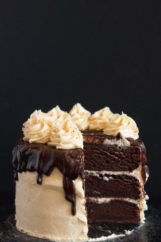 Foto mokrý čokoládový tortu s vanilkovým krémovým krémom