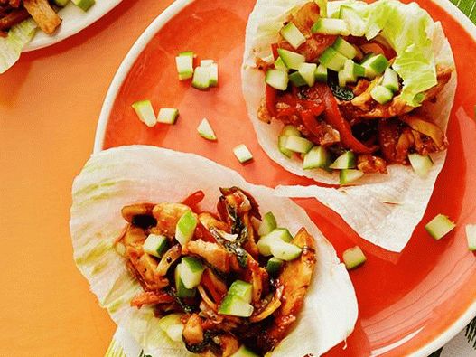 Listy v thajskom štýle zabalené do kuracieho glazúry