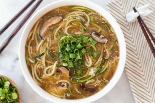 Foto japonská húbová polievka s vaječnými rezancami