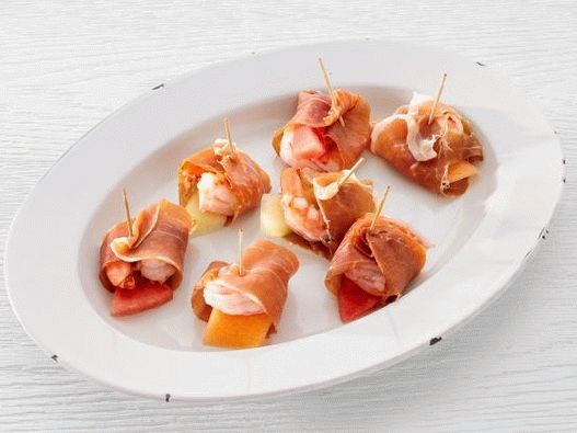 Foto Predjedlo melónu a kreviet zabalené v šunke prosciutto