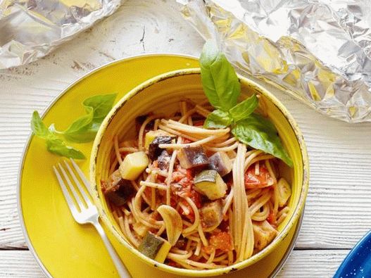 Zdravé špagety s letnou zeleninou v grilovanej fólii