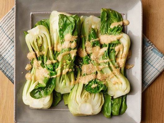 Bok choy kapusta s miso omáčkou v mikrovlnnej rúre