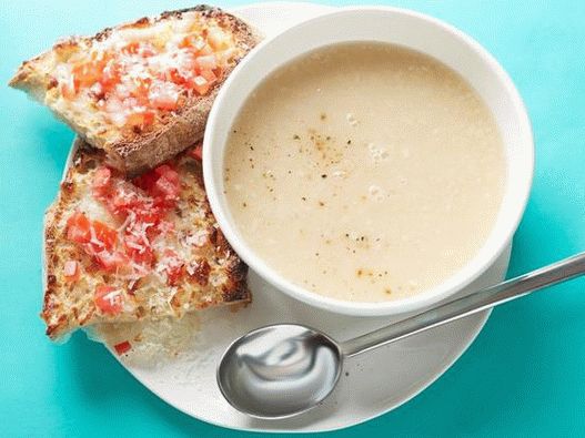 Fazuľová polievka so syrovými toastami za 10 minút