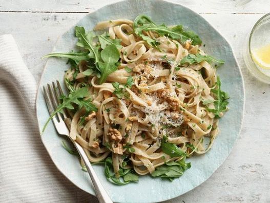 Fettuccine cestoviny s vlašskými orechmi a rukolou