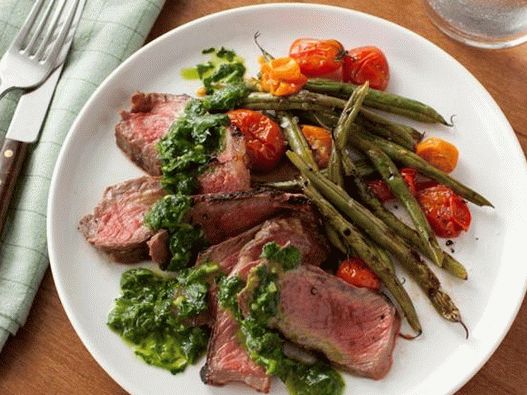 Steak a zelené fazule s grilovanými paradajkami a chimichurri omáčkou