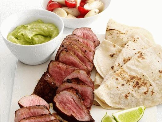 Tortilla s mäsom a paradajkami s avokádovou omáčkou